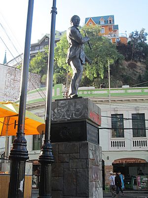 Archivo:Estataua de Carlos Condell de la Haza, en la plaza Anibal Pinto de Valparaíso