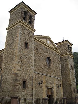 Archivo:Fachada iglesia nueva de San Vicente, Potes