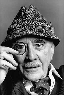 Fotografía del escritor argentino Manuel Mujica Lainez.jpg