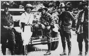 Archivo:General Sandino (center) and Staff enroute to Mexico. Siglo XX., 06-1929 - NARA - 532357