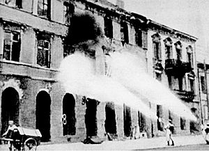 Archivo:German Brennkommando-firing Warsaw 1944
