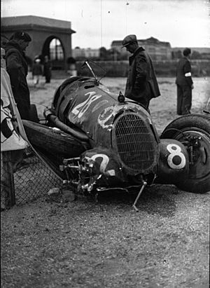 Archivo:Giuseppe Farina's damaged racecar at the 1936 Deauville Grand Prix