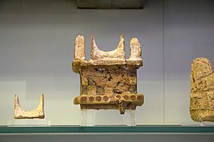 Archivo:Horns of concesration, Clay model, 1500-1450 BC, AMH, 145010