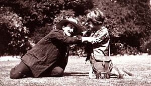 Archivo:J. M. Barrie playing Neverland with Michael Llewelyn Davies