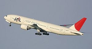 Archivo:Japan Airlines Boeing 777-200 Spijkers
