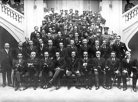 Archivo:José Gutiérrez Guerra con su gobierno 1917