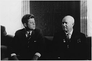 Archivo:Kennedy and Khrushchev at Vienna Meeting - NARA - 193203