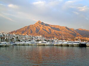 Archivo:La marina de Puerto Banús, cerca de Marbella - Provincia de Málaga, España. - panoramio