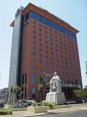 Archivo:Monumento La Madre Royal Crowne Plaza