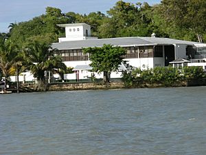 Archivo:Nationale Assemblée, seen from Suriname river