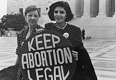 Archivo:Norma McCorvey (Jane Roe) and her lawyer Gloria Allred on the steps of the Supreme Court, 1989