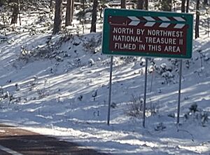 Archivo:North by Northwest and National Treasure II sign at Mount Rushmore