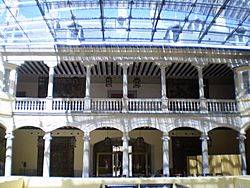 Archivo:Palacio de El Pardo patio