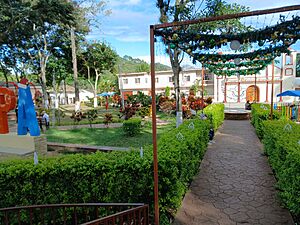 Archivo:Parque central de Jacaleapa, El Paraíso
