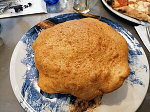 Archivo:Pizza fritta in Rome (1)