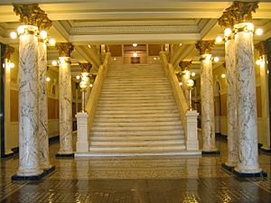 Archivo:South Dakota State Capitol - Staircase
