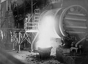 Archivo:StateLibQld 1 297295 Inside the smelting works at Mount Isa, 1954