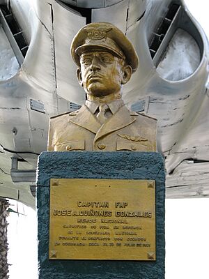 Archivo:Statue José Abelardo Quiñones Gonzáles Parque del Avión Rímac