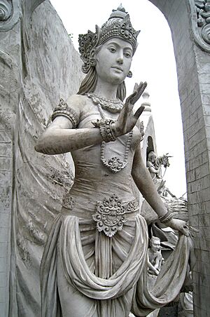 Archivo:Statue of Goddess or Queen at Monas
