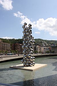 Archivo:Tall Tree and the Eye (Kapoor), Bilbao, July 2010 (06)