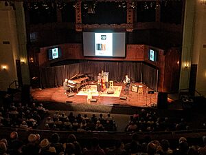 Archivo:TempleBuildingRochesterJazzFestival2019CatherineRussell