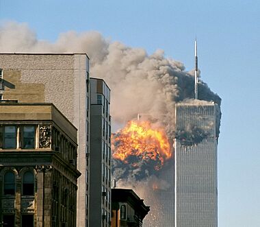 Archivo:UA Flight 175 hits WTC south tower 9-11 edit