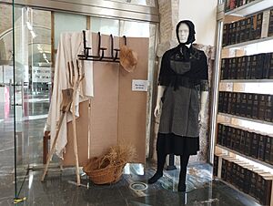 Archivo:Utensilios y vestimenta tradicional del Campo de Cartagena (20221018 170943)