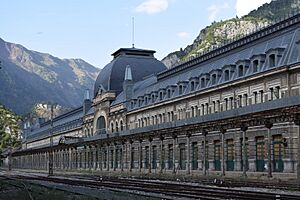 Archivo:Vista general de la façana de l'Estació Internacional de Canfranc 01