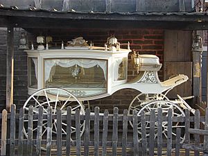 Archivo:White hearse wagon