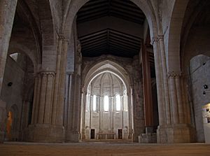 Archivo:47 Monasterio de Palazuelos vista hacia presbiterio ni