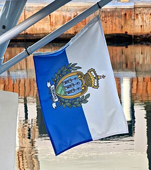 Archivo:Bandera de San Marino en Cala d'Or (Baleares, España)