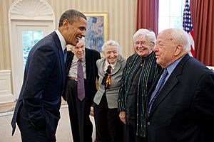 Archivo:Barack Obama greets Burton Richter and Mildred Dresselhaus