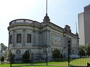Archivo:Building near Lima Peru Plaza-Grau