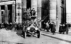Archivo:Bundesarchiv Bild 183-B0527-0001-810, Berlin, Brandenburger Tor, Novemberrevolution