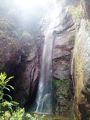 Archivo:Caida de Agua , La Muralla