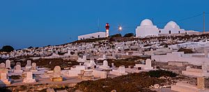 Archivo:Cementerio marino y faro, Mahdia, Túnez, 2016-09-03, DD 28