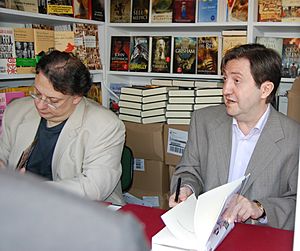 Archivo:Cesar Vidal y Federico Jimenez Losantos firmando en la Feria del Libro de Madrid de 2007