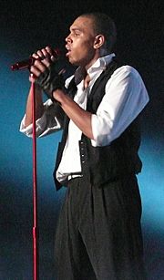Archivo:Chris Brown singing at Brisbane Entertainment Centre cropped 2