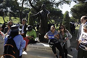 Archivo:Develación de escultura de Monseñor Romero. (31416362018)