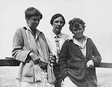 Archivo:Eleanor Roosevelt, Marian Dickerman, and Nancy Cook in Campobello June 1926
