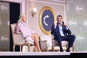 Archivo:Erika Kirk & Charlie Kirk, June 2025