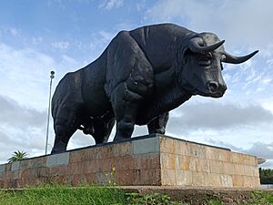 Archivo:Escultura del Toro, psdlt 01
