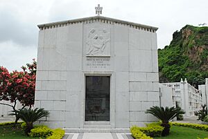 Archivo:Esculturas del Cementerio Patrimonial de Guayaquil 02