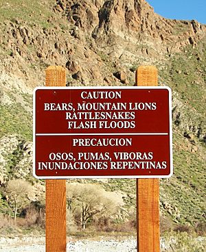 Archivo:Espanol-English caution sign in the Californian Desert