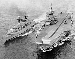 Archivo:HMS Broadsword and Hermes, 1982 (IWM)
