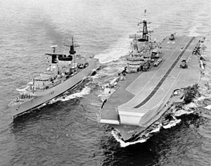 Archivo:HMS Broadsword and Hermes, 1982 (IWM)