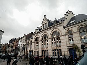 Archivo:Institut Paul Henry spaak et école primaire Steyls 2