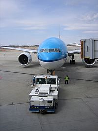 Archivo:KLM 777 pushback