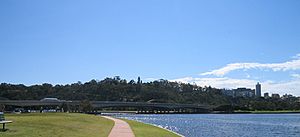 Archivo:Kings Park from South Perth