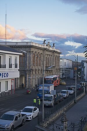 Archivo:Latacunga City Hall seen from Hotel Central